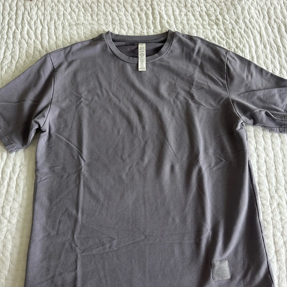 ALO Yoga Men's Purple Tee - Picture 2 of 2